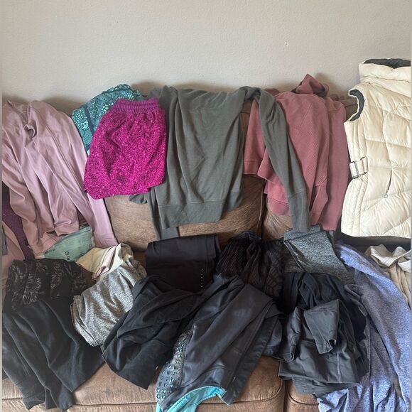 Athleta mystery bundle 5lbs of legging tanks Bras jackets!!!!! Mixed size - Picture 3 of 4